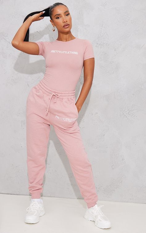 Prettylittlething Sweatpants Outfit, Pretty Little Thing Outfits Baddie, Pink Athleisure Outfits, Chavvy Outfits, Pretty Little Thing Outfits, Prettylittlething Outfits, Pink Joggers Outfit, Pretty Little Thing Set, Baddie Clothing