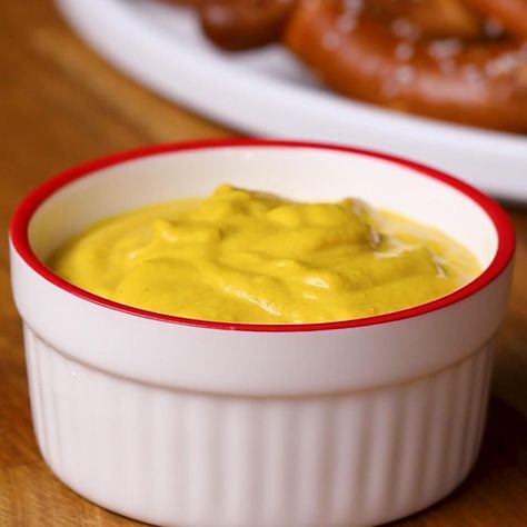 Yellow Mustard Recipe, Mustard Recipes, Sandwich Spreads, Honey Barbecue Sauce, Homemade Mustard, Mustard Powder, Ketchup Recipe, Honey Barbecue, Spicy Mustard