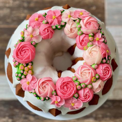 Floral Bundt Cake, Cupcake Bouquet Diy, Everything Bundt Cakes, Babka Wielkanocna, Bundt Recipes, Family Cake, Mini Bundt Cakes, Spring Cake, Cupcake Bouquet