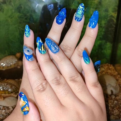 💿🐠🌐Frutiger aero nails🐟🌱📀 Got inspired on those tiktok videos of people using their computers underwater (idk what to call them its under the sadeness by enigma audio) and did that on the thumb nail, didn't turn out the way I imagined so I went with Frutiger aero for the rest of the nails and because of that the right hand turned out to be my favorite hcgifuhvic. Which nail is your favorite? . . . . . . #frutigeraero #frutigeraeroaesthetic #aesthetic #summer #summernails #oceannails #fishnai... Frutiger Aero Nails, Videos Of People, Fish Nails, Frutiger Aero, People Videos, Beauty Stuff, 3d Nail Art, Aesthetic Summer, 3d Nails