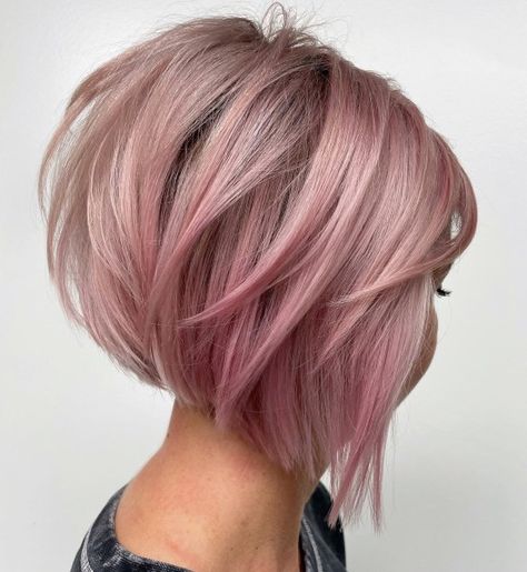 Angled Pastel Pink Bob Haircut Pelo Color Cobre, Pink Hair Streaks, Pink And Orange Hair, Blond Rose, Dark Pink Hair, Rose Pink Hair, Short Layered Bob, Feathered Hair Cut, Bright Pink Hair