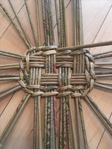 Paper Weaving Basket, Newspaper Basket Weaving, Diy Basket Weaving, Paper Basket Weaving, Diy Newspaper, Basket Weaving Diy, Arts And Crafts Storage, Weaving Diy, Basket Weaving Patterns