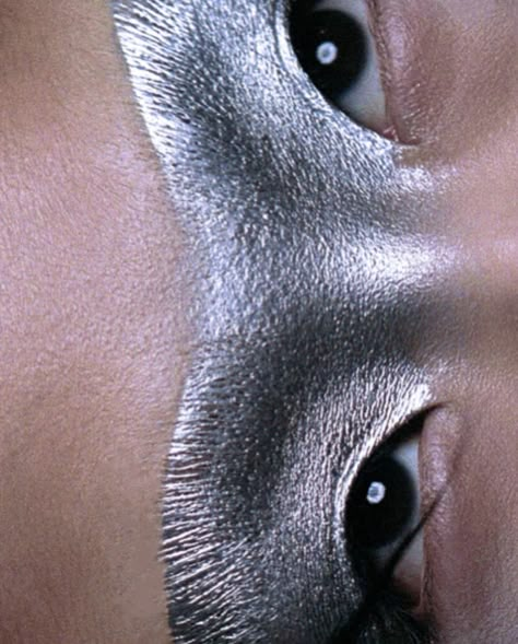 Chrome Makeup Editorial, Alien Fashion Futuristic, Reflective Makeup, Pinterest Selfie, Chrome Makeup, Street Style Art, 90s High Fashion, Male Model Fashion, Beauty Mood Board