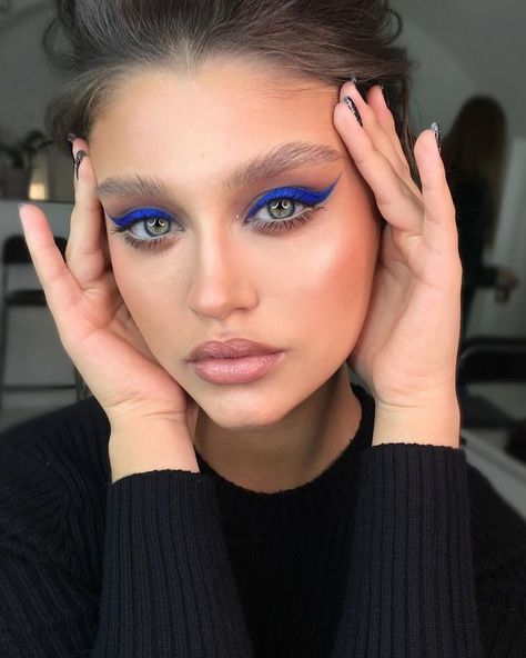 Editorial Make-up, Editorial Vogue, Maquillage On Fleek, Blue Eyeliner, Beauty Make-up, Creative Makeup Looks, Rosie Huntington Whiteley, No Eyeliner Makeup, Blue Eye