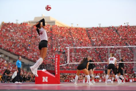 Nebraska Huskers Volleyball, D1 Volleyball Aesthetic, Nebraska Volleyball Aesthetic, Nebraska Volleyball Wallpaper, College Volleyball Aesthetic, Ut Volleyball, College Athlete Aesthetic, Volleyball Nebraska, D1 Volleyball