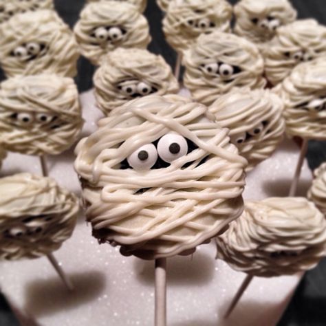 Zombie Oreo pops Halloween Oreos, Edible Eyes, Easy Halloween Snacks, Postres Halloween, Dessert Halloween, Fun Halloween Treats, Chocolate Lollipops, Oreo Pops, Snacks To Make