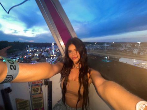 Ferris Wheel Instagram Pictures, Ferris Wheel Selfie, The Fair Outfits, State Fair Instagram Pictures, Ferris Wheel Pictures Ideas, La County Fair Outfit, What To Wear To A Carnival Fair, Six Flags Photo Ideas, State Fair Picture Ideas