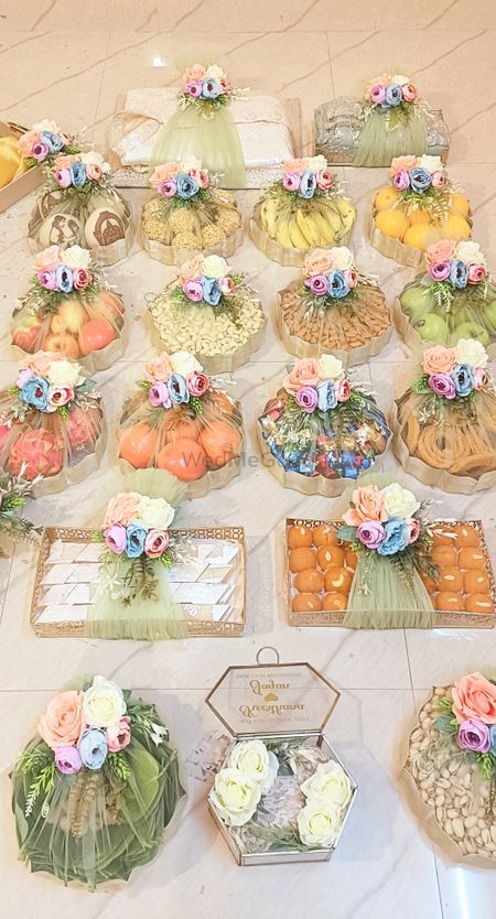 Engagement Fruit Tray, Tokri Decor Ideas, Gift Packing Ideas Wedding Fruit Basket, Fruits Packing For Engagement, Engagement Fruits Packing Ideas, Fruit Packing For Wedding, Marawa Packing Ideas, Trousseau Packing Ideas Trays, Trousseau Packing For Bride