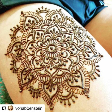 Mehndi art Paisley Tattoos, Thigh Henna, Henne Tattoo, Leg Henna, Henna Mandala, Henna Inspired Tattoos, Bridal Mehendi Designs Hands, Flower Henna, Henna Tattoo Designs Simple