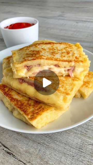 Carnivore Sandwich, Cheese And Ham Sandwich, Ham And Cheese Bread, Egg Cheese Sandwich, Ham Sandwich Recipes, Easy Sandwiches, Ham And Cheese Toastie, Ham Sandwich, Egg And Cheese Sandwich