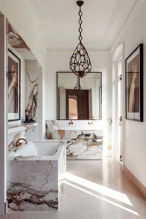 The best marble bathroom design inspiration in the world - Vogue Australia Parisian Style Bathroom, Parisian Bathroom, Marble Bathroom Designs, Luxe Bathroom, Bathtub Design, Bad Inspiration, Bathroom Design Inspiration, Vogue Living, Chic Bathrooms