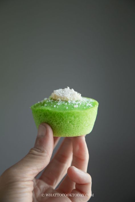 Steamed Ondeh Ondeh/Klepon Mini Sponge Cake Asian Deserts, Ondeh Ondeh, Cake Sizes And Servings, Sponge Cake Filling, Palm Sugar, Sponge Cake Recipes, Cupcake In A Cup, Cupcake Recipe, Asian Desserts