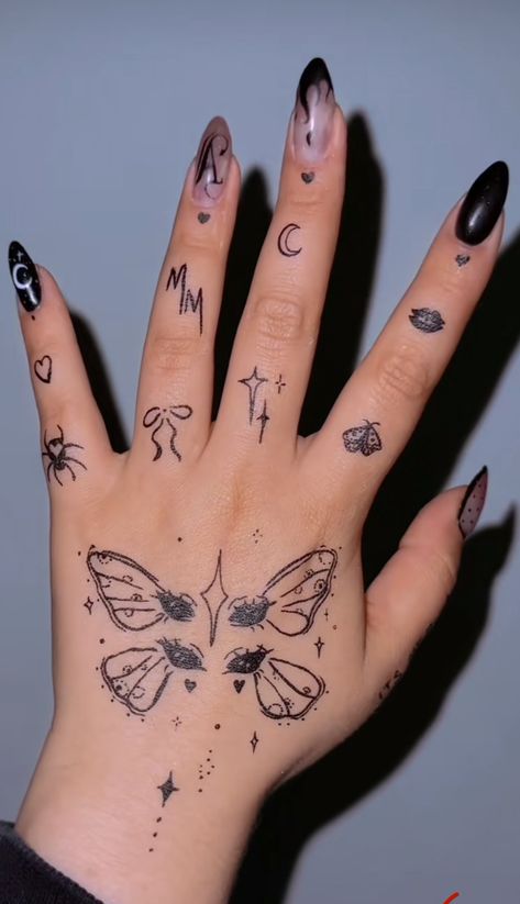 Moon Hand Tattoo, Hand Tatto, Cool Tattoo Drawings, Knuckle Tattoos, Hand And Finger Tattoos, Moon Astrology, Finger Hands, Nature And Animals, Theme Tattoo