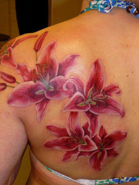 Very pink flower tattoo Lilies Tattoo, Stargazer Lily Tattoo, Wildflowers Tattoo, Henne Tattoo, Lillies Tattoo, Lily Tattoo Design, Lily Flower Tattoos, Flower Tattoo Meanings, Tattoos For Black Skin