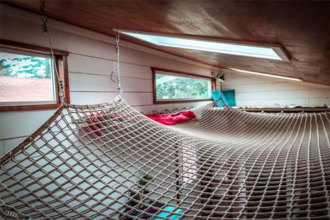 Hammock In House, Hammock Loft, Tiny House Murphy Bed, Loft Net, Treehouse Plans, Tiny House Airbnb, Tiny Guest House, Net Hammock, Tiny House Furniture