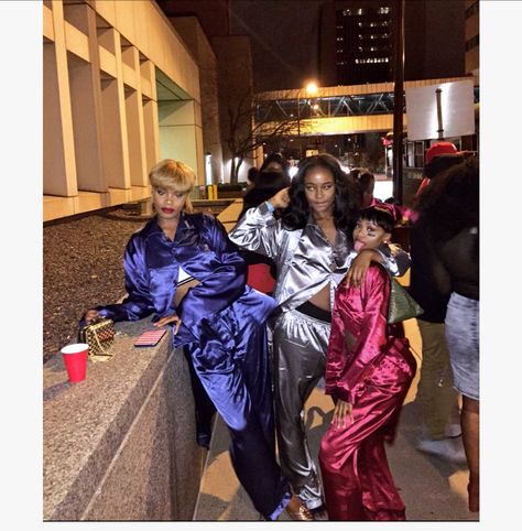 TLC Tlc Costume, Tlc Outfits 90s, Costumes For Black Women, Tlc Outfits, Pajama Party Outfit, Twin Costumes, 90s Halloween Costumes, Black Halloween Costumes, Holloween Costume