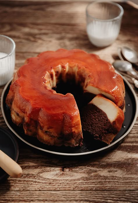 Chocoflan, also known as Impossible Cake, is a 2 layer cake featuring a creamy flan layer on top of a deliciously fudgy chocolate cake. Impossible Cake, Authentic Mexican Desserts, Traditional Mexican Desserts, Chocolate Olive Oil Cake, Flan Cake, Ice Cream Cookie Sandwich, Vegan Chocolate Chip Cookies, Cake Vegan, Mexican Dessert