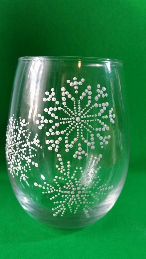 Painted Wine Glasses Christmas, Wine Glass Christmas, Christmas Wine Glasses, Wine Glass Designs, Diy Wine Glasses, Glass Painting Designs, Wine Glass Crafts, Wine Glass Art, Hand Painted Wine Glasses