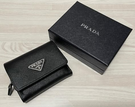 Prada Wallet Aesthetic, Wallet Aesthetic Black, Luxury Wallet Women, Wallet Aesthetic, Luxury Birthday Gifts, My Style Bags, Envelope Wallet, Cute Wallets, What In My Bag