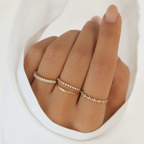 Simple Diamomd Ring, Ring Stacking Dainty, Simple Ring Stacking, Cute Dainty Jewelry Gold, Stack Ring Ideas, Elegant Gold Accessories, Silver Rings Ideas, Prom Rings Gold, Ring Inspo Jewelry Gold