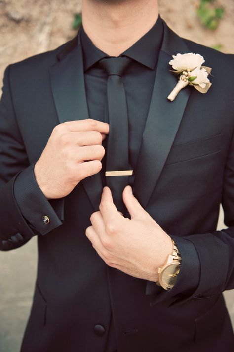 Groom black suit and gold accents at The Mountain Winery #themountainwinery #winerywedding Groom Attire Black, Pose Pengantin, Wedding Tux, Groom Wedding Attire, Black Gold Wedding, Black Suit Wedding, Costume Noir, Wedding Suits Groom, Dark Wedding