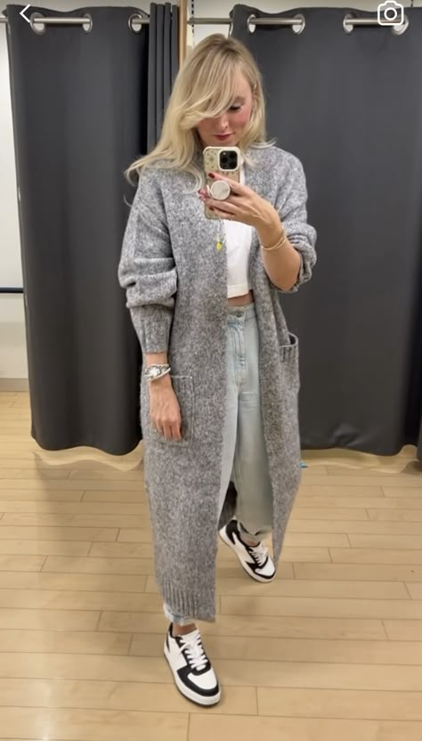 Gray Chunky Cardigan Outfit, Grey Long Cardigan Outfit, Long Grey Cardigan Outfit, Printed Tshirt Outfit, Outfits With Grey Cardigan, Minimalistic Outfits, Casual Maternity, Mode Casual, Easy Trendy Outfits