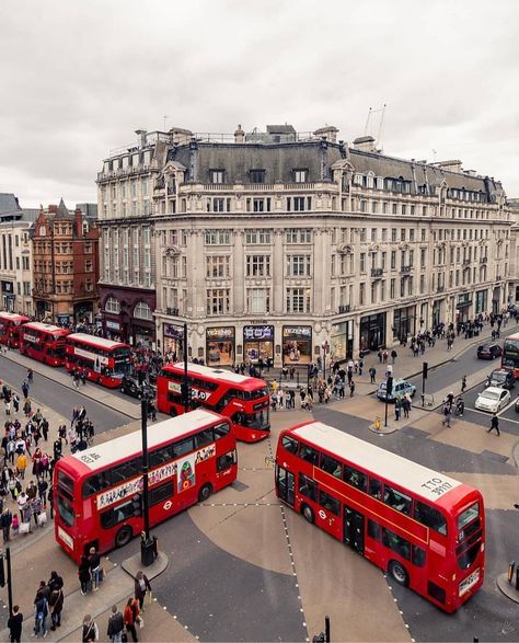 A busy Oxford Circus captured by @philipp_pley ❤️ #itssolondon #london Oxford London, Pullman Train, London Buses, Oxford Circus, Red Bus, London Bus, London Uk, Buses, Great Britain