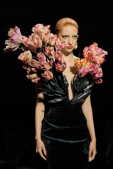 Capitol Couture, Fall 2022 Couture, Structured Fashion, 2022 Couture, Innovative Fashion, Fall 2022, Fashion Images, Flower Fashion, Couture Collection