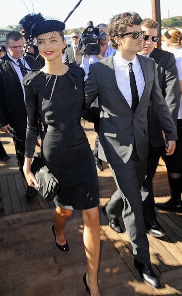 Miranda Kerr and Orlando Bloom at Derby Day (dress code for Derby Day races is 'Black and White') White Derby Outfit, Derby Day Outfits, Outfits For The Races, Derby Day Fashion, Spring Racing Fashion, Ascot Outfits, Race Day Fashion, Derby Fashion, Black And White Couples