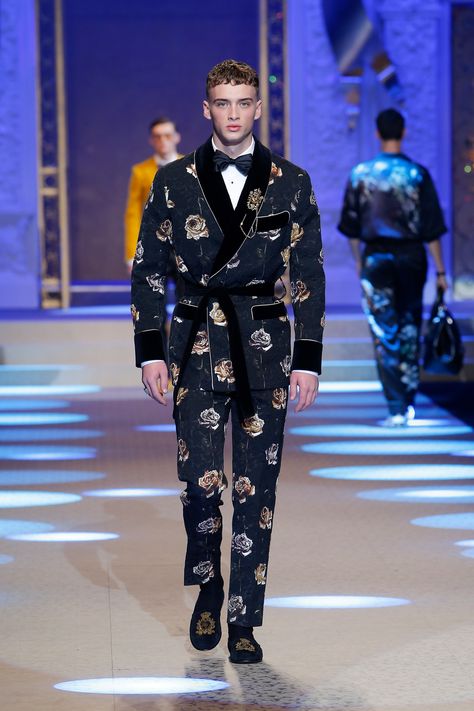 Dolce&Gabbana Fall Winter 2018/19 Men's Fashion Show.  #DGKingsAngels #DGFW19 #mfw #DGMen #DolceGabbana #DGMillennials Dolce And Gabbana Men, Dolce And Gabbana Clothes, Ideal Male Body, Magazine Shoot, Fashionable Men, Sheikh Hamdan, Men Fashion Show, Smart Men, Mens Formal Wear