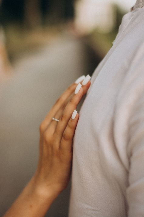 Vineyard Proposal, Wedding Ring Pictures, Couples Posing, Pre Wedding Photoshoot Outdoor, Hand Photography, Engagement Inspo, Save The Date Photos, Engagement Photo Poses, Pre Wedding Photoshoot