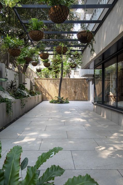 Refreshing Outdoor Spaces Creating A True Urban Oasis | STUDIO HASTA - The Architects Diary Parking With Garden, Small Garden In House, House Wall Design Exterior, Indian Garden Ideas Outdoor Spaces, Urban Oasis Backyard, House Front Garden, Front Garden Design Ideas, Central Courtyard, Tiles Designs