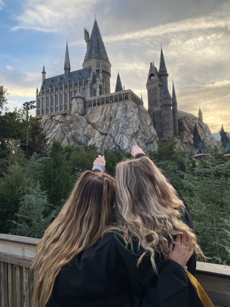 Pictures In Universal Studios, Hogwarts Universal Studios Pictures, Universal Studios Photo Ideas Friends, Wizarding World Photo Ideas, Universal Studios Aesthetic Friends, Universal Studios Hollywood Picture Ideas, Universal Studios Friends, Universal With Friends, Harry Potter World Photo Ideas