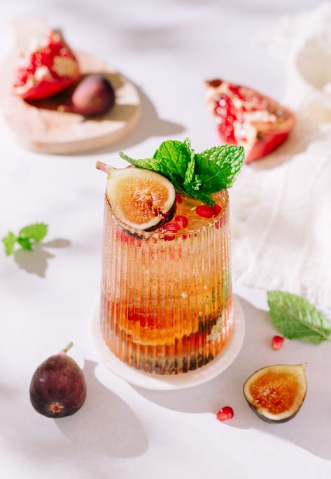 Hugo Spritz, White Wine Spritzer, Pom Wonderful, Spritz Recipe, Drink Garnishing, Friendsgiving Dinner, Easy Drink Recipes, Fall Flavors, Food Drink Photography