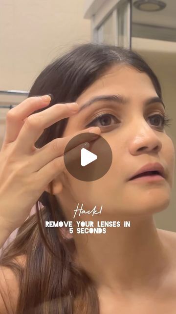 Dia Ajmera on Instagram: "⚠️ 5-SECOND LENS REMOVAL HACK!  Use this hack whenever you’re in a rush, it saves a lot of time! 😁   ✨ Share this with someone who applies contact lenses! 🩷  Do you also want to see an easy way to wear them? 👀  If YES, comment below! #lenstutorial   #lens #lenses #lensremovalhack #contactlens #contactlenses #contactlenseasy #hack #lifehack" How To Get Contacts Out Of Eye, How To Apply Contact Lenses, How To Put Lenses In Eyes, How To Take Out Contact Lenses, How To Remove Contact Lenses, How To Wear Contact Lens, How To Put Contacts In Eye, Daily Contact Lenses, Soft Contact Lenses