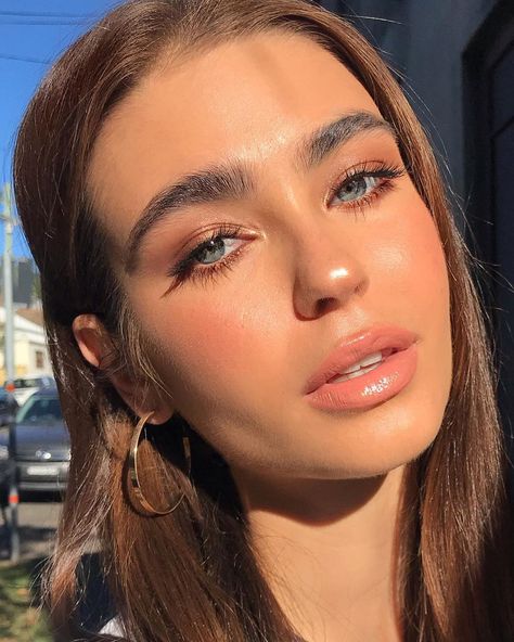 Leah Baines | Makeup Artist on Instagram: “Sun kissed + Soft tones + Super babe 💫@emileemacc #LeahBainesMUA . . . #sydneymakeupartist #makeup #mua #makeupartistsydney #sydney #hair…” Yeal Shelbia, Sunkissed Makeup, Yael Shelbia, Natural Prom Makeup, Beach Makeup, Makeup Tip, Too Faced Bronzer, Glow Skin, Glowing Makeup