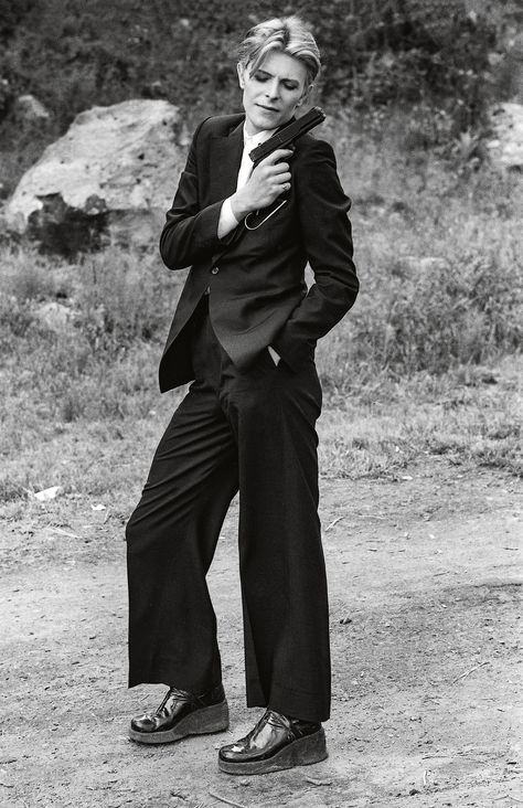 David Bowie on the set of The Man Who Fell to Earth – in pictures Bjd Fashion, Brian Duffy, Man Who Fell To Earth, David Bowie Fashion, The Velvet Underground, David Bowie Ziggy, Prom Inspiration, Space Oddity, Dangerous Minds