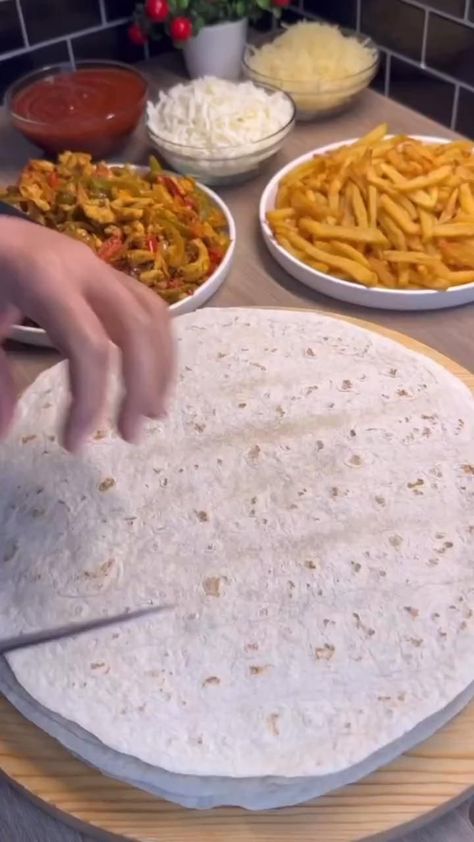 Tortilla Wrap, Delicious Snacks Recipes, Fair Food Recipes, Food Recepie, Idee Pasto Sano, Food Videos Cooking, Lunch Snacks, Iftar, Interesting Food Recipes