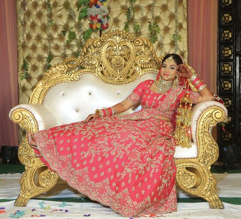 Bride Closeup Poses, Bride Sitting Poses, Anniversary Couple Poses, Bride In Lehenga, Bride Stage, New Dulhan Pose, Wedding Cinematography Videos, Bride Shoot, Photography Poses Couples