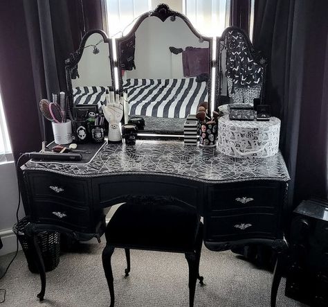 Gothic Dressing Room Ideas, Goth Dressing Room, Emo Vanity, Goth Vanity, Gothic Rooms, Gothic Vanity, Goth House, Y2k Bedroom, Alt Y2k