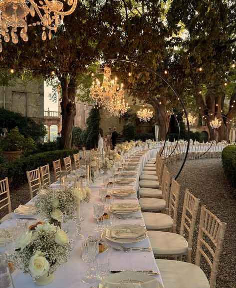 Tuscan Vibe Wedding, European Outdoor Wedding, Toscana Wedding Decor, Old Money Garden Wedding, Tuscany Wedding Flowers, Tuscany Wedding Aesthetic, Italian Wedding Vibes, Italy Wedding Theme, Italian Wedding Decorations