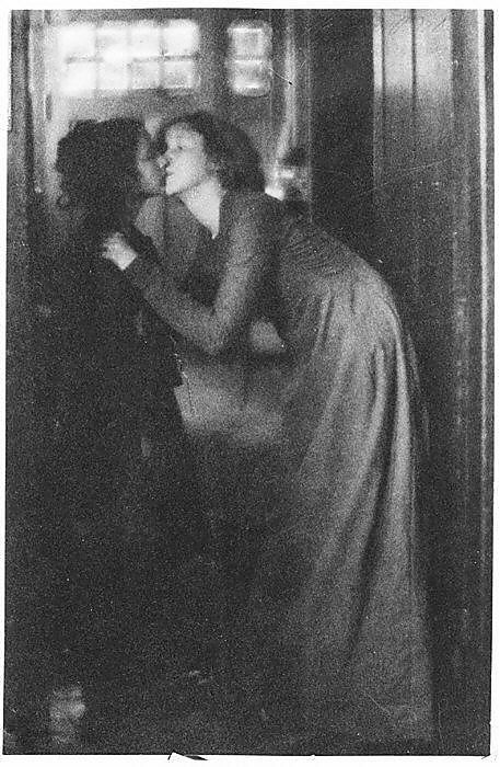 The Kiss, 1904 - by Clarence H. White Clarence White, Vintage Lesbian, Edward Steichen, Oh My Goddess, Woman Loving Woman, Lesbian Art, The Kiss, Two People, Vintage Love