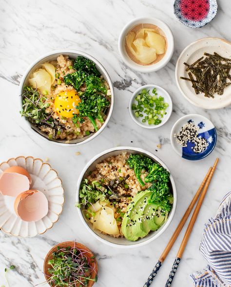 This Japanese-inspired brown rice bowl is the perfect healthy breakfast or dinner! Piping hot brown rice cooks an egg, making a creamy, risotto-like texture that's delicious with savory toppings like nori, roasted veggies, avocado, scallions, and ginger. | Love and Lemons #rice #avocado #eggs #healthybreakfast #japanesefood Brown Rice Bowl Recipe, Eggs And Rice, Japanese Breakfast Traditional, Brown Rice Bowl, Rice Avocado, Avocado Eggs, Bowls Recipes, Inflammation Recipes, Creamy Risotto