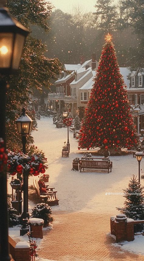 England Christmas Aesthetic, Aethstetic Christmas, Hallmark Christmas Aesthetic, Christmas Village Aesthetic, 2000s Christmas Aesthetic, Warm Christmas Wallpaper, Red Winter Aesthetic, Colorful Christmas Table, Old Christmas Aesthetic