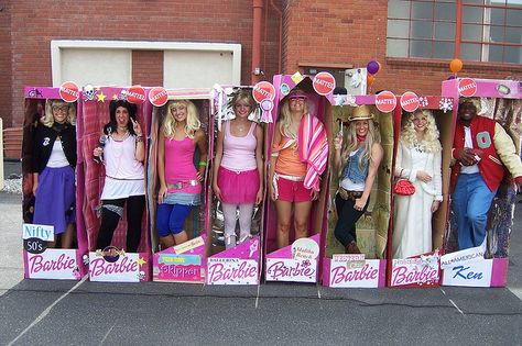 Halloween-Team Barbie--@Sharaun Davis!! I could so see you doing this! Barbie Softball Costume, Barbie Dress Up Costumes, Golddigger Costume, Barbie Fancy Dress, Best Group Halloween Costumes, 90s Barbie, Barbie Halloween Costume, Carnaval Costume, Clever Halloween