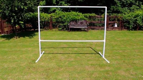 Diy Backyard Movie Theater, Outdoor Movie Theatre, Projector Screen Stand, Diy Backyard Movie, Movie Projector Screen, Diy Outdoor Movie Screen, Outdoor Projector Screen, Backyard Movie Theaters, Diy Privacy Fence