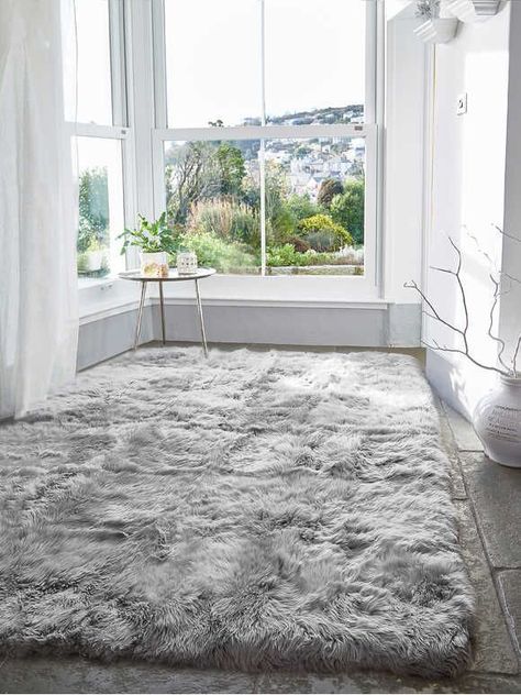 Fluffy Rugs Bedroom, Grey Fluffy Carpet, Grey Bedroom Rug, Large Sheepskin Rug, Nordic House, Dark Carpet, Grey Bedroom, Fluffy Rug, Cozy Room Decor