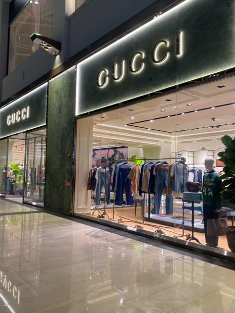 Channel Store Aesthetic, Mall Stores Clothing, Gucci Clothes Aesthetic, Luxury Store Aesthetic, Gucci Store Aesthetic, Gucci Background, Clothing Store Background, Mall Aesthetic, Gucci Aesthetic