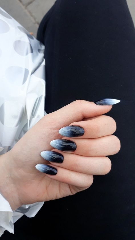 Nails ombre black white Nails Ombre Black, Nails Ombre, Nail Art Tutorial, Art Tutorial, Art Tutorials, Class Ring, Nail Art, Black White, Black And White