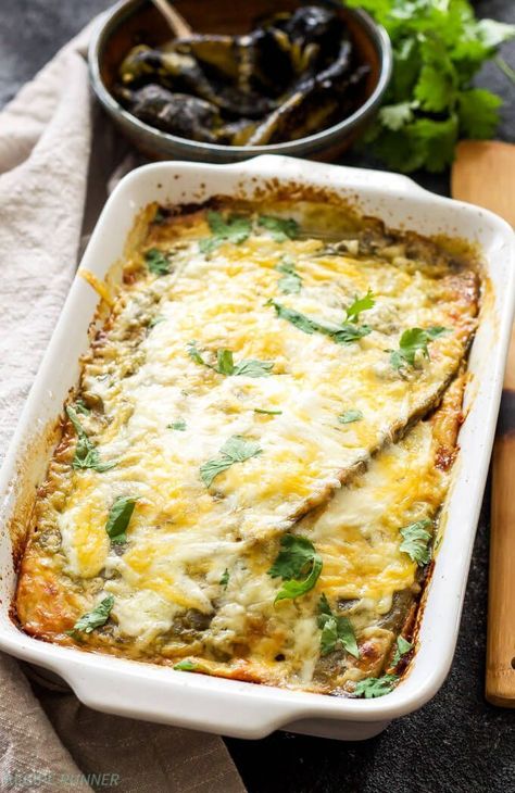 Easy Chile Rellenos Casserole | This quiche-like casserole made up of layers of green chiles and cheese is a meal even the most novice cook can put together! Perfect for dinner or breakfast! Relleno Recipes, Stuffed Chili Relleno Recipe, Chile Relleno Casserole Recipe, Recipe For Chili, Easy Chile, Rellenos Recipe, Mains Recipes, Chili Relleno Casserole, Relleno Casserole